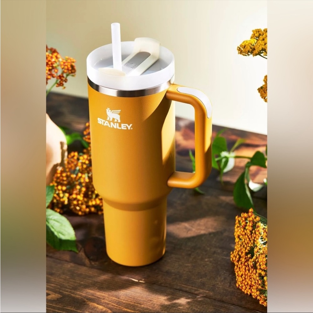 NWT Stanley 💛 Yarrow Mustard Yellow 40oz Adventure Quencher H2.0 Travel Tumbler
